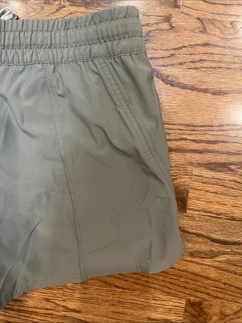 Vuori Women's Clementine 2.0 Shorts in Olive gray Sz M - Picture 10 of 13